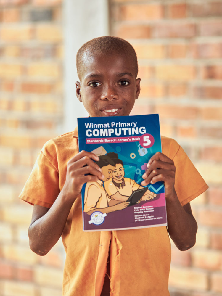 【OVERRIDE×CLOUDY】アフリカの子どもたちに教科書が配布されました。