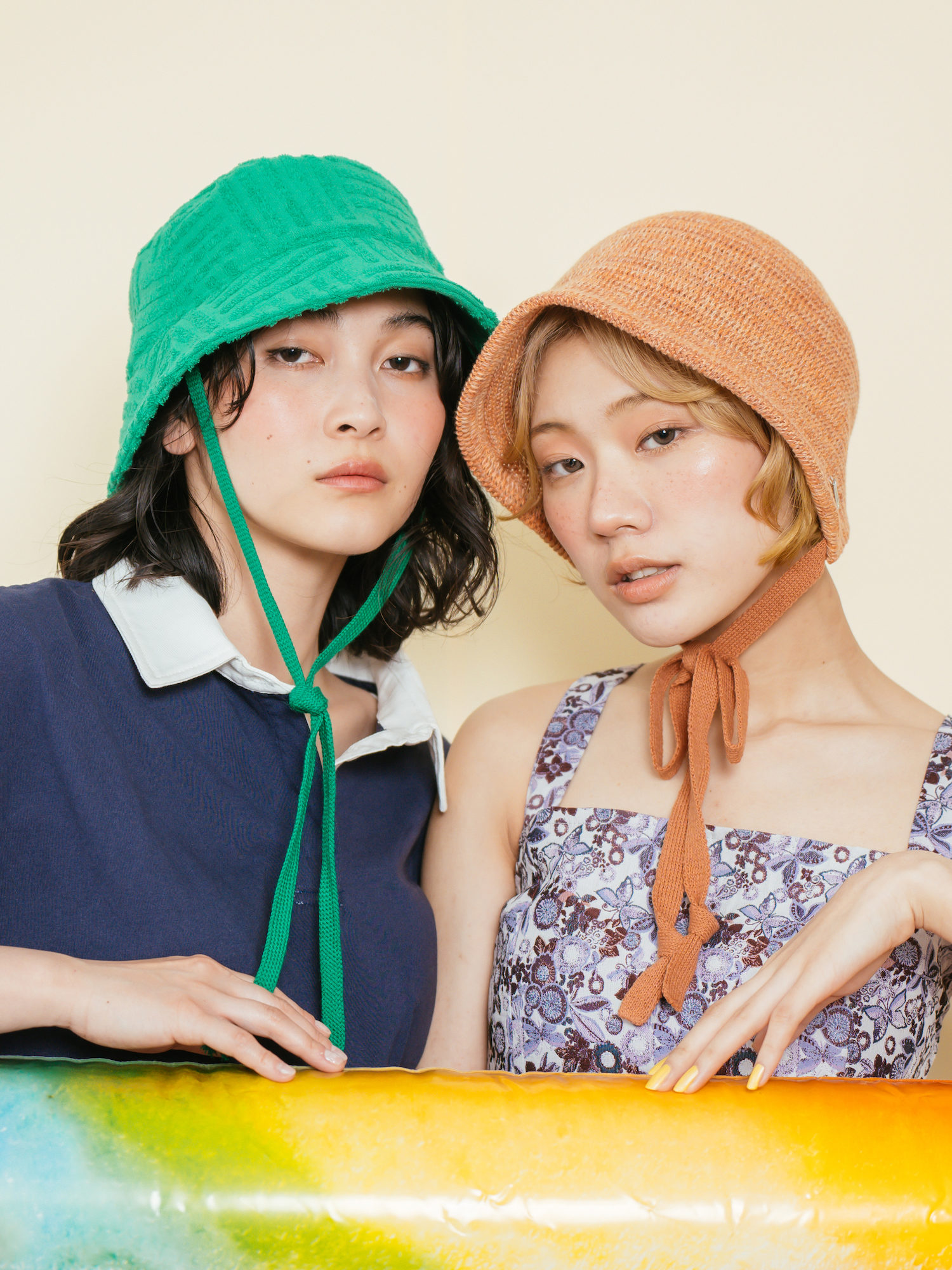 おしゃれな紐付き帽子で夏を楽しもう！注目アイテム＆かぶり方コレクション|OVERRIDE
