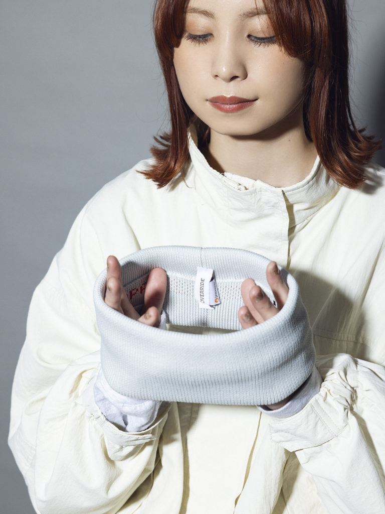 内側に手を入れて広げる