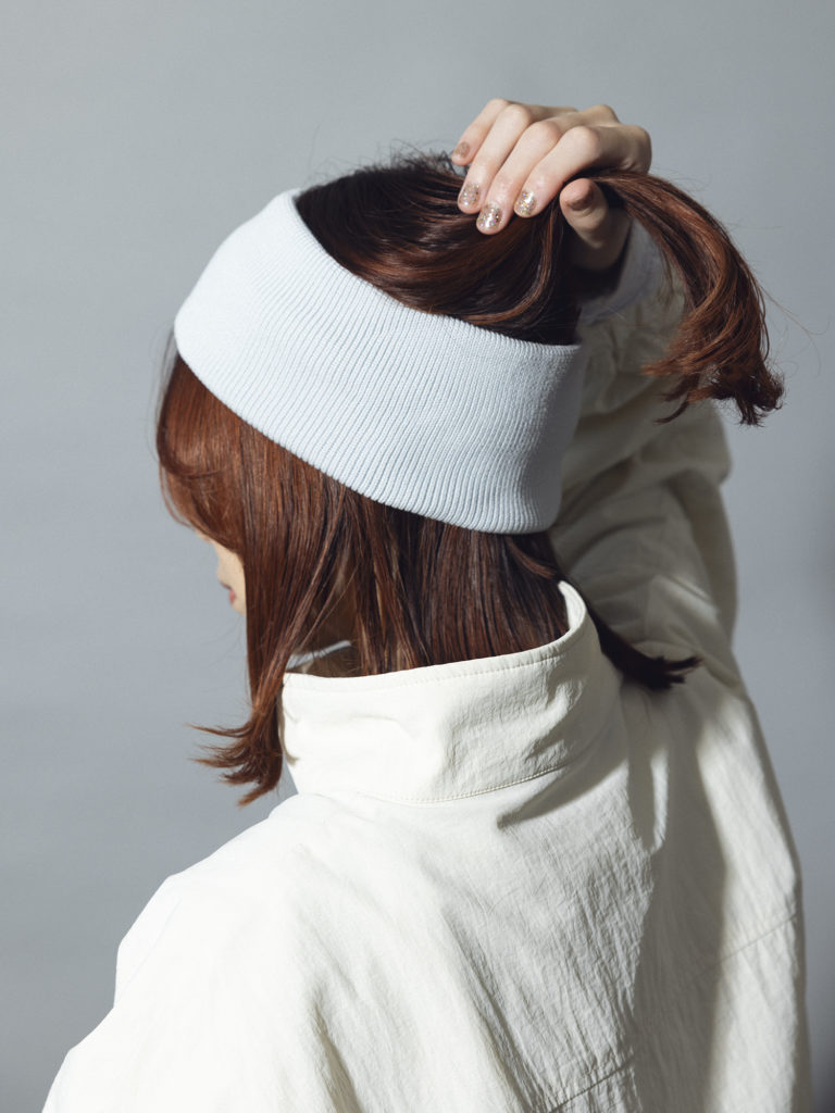 前方を生え際まであげて、後ろ髪を上からかぶせる