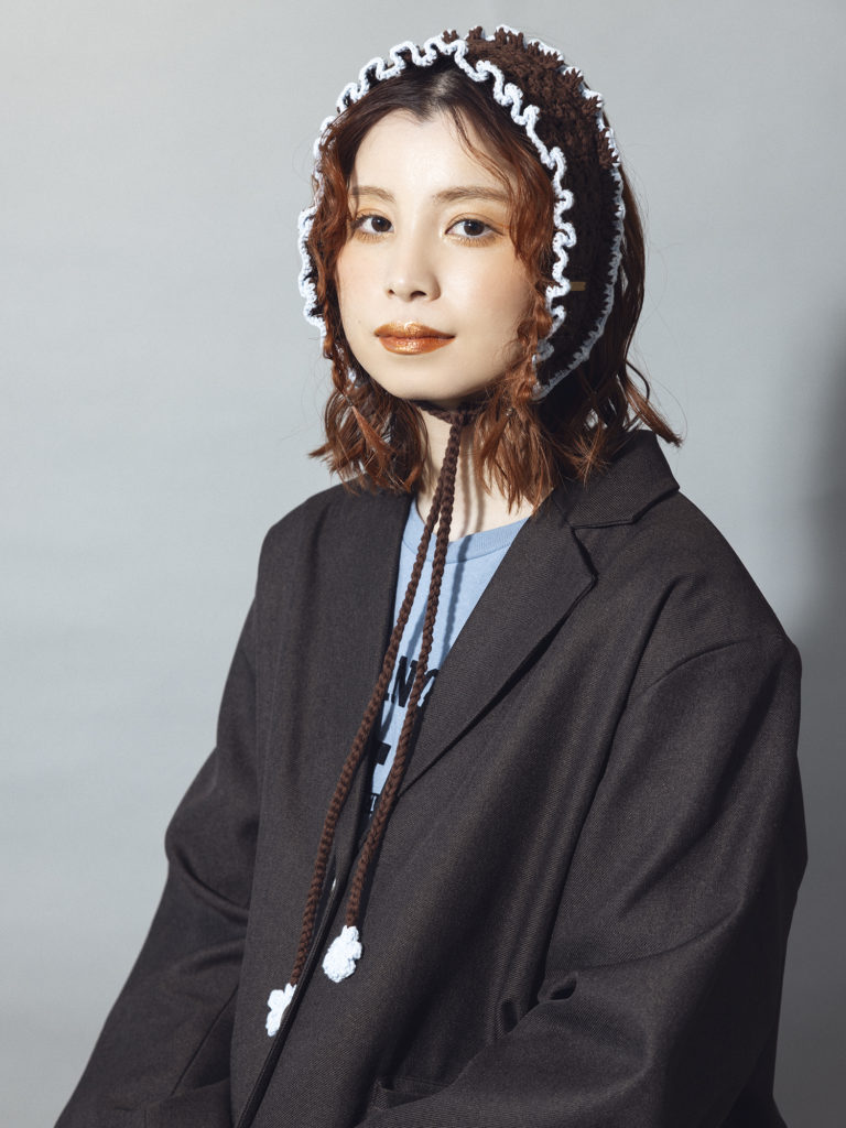 ヘアバンドとリンクした華やかボブアレンジ