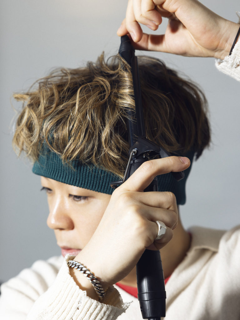ヘアバンドを目深に付けたらヘアアイロンでランダムに巻く