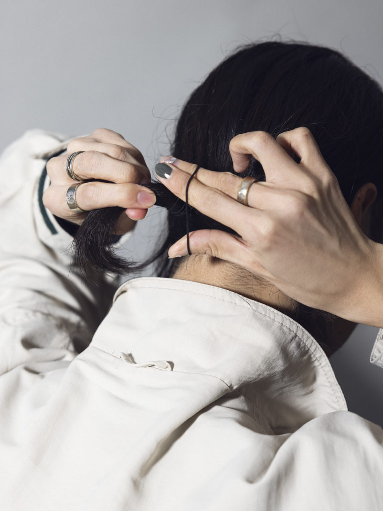 後ろ髪を下の方でお団子にする