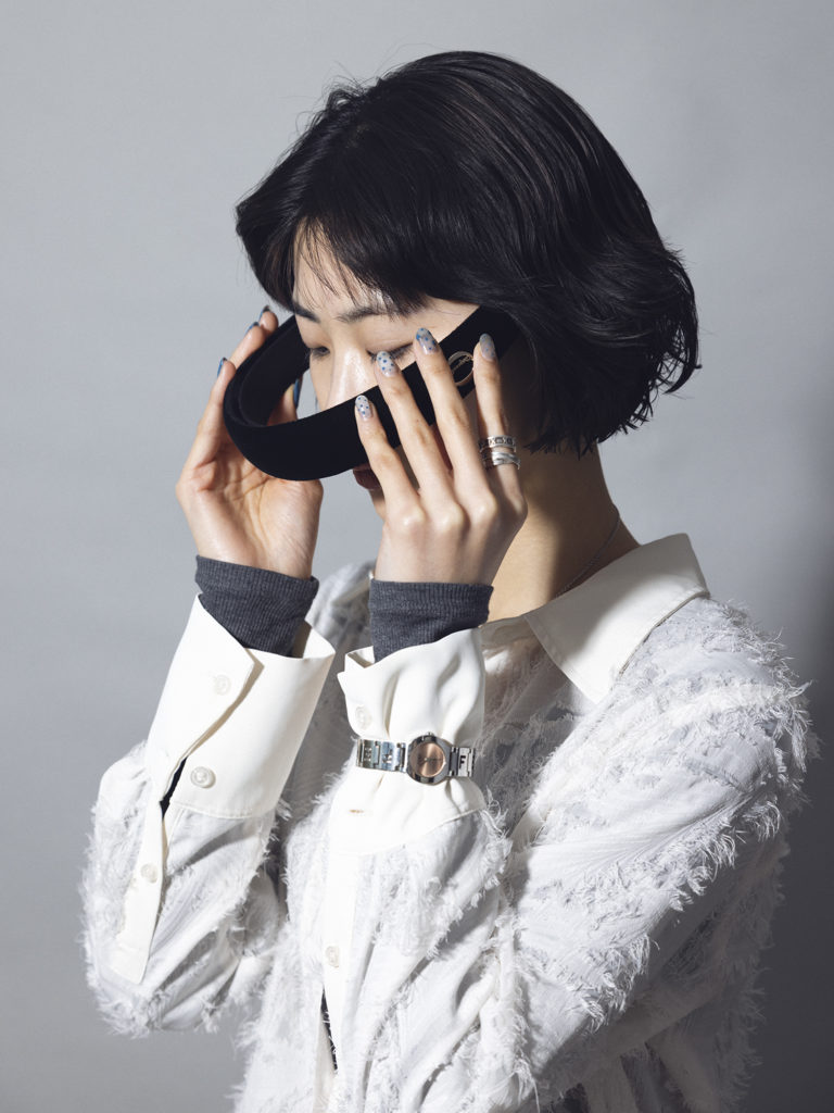 カチューシャの端を耳の後ろに差し込み、顔まわりの毛を上げる