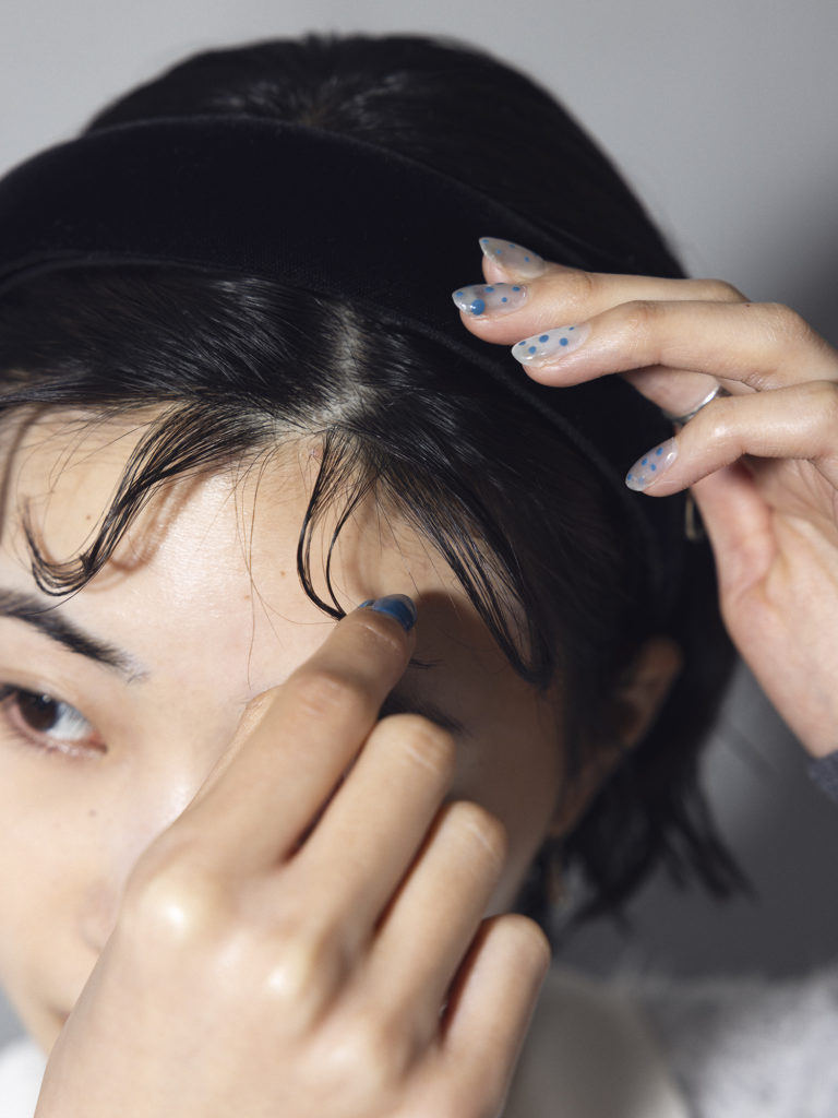 顔まわりの毛束を引き出す