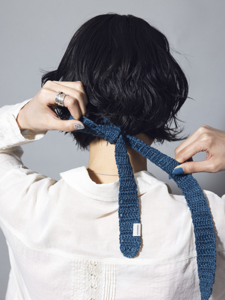 ヘアバンドを蝶々結びにしてから片側だけ引き出す