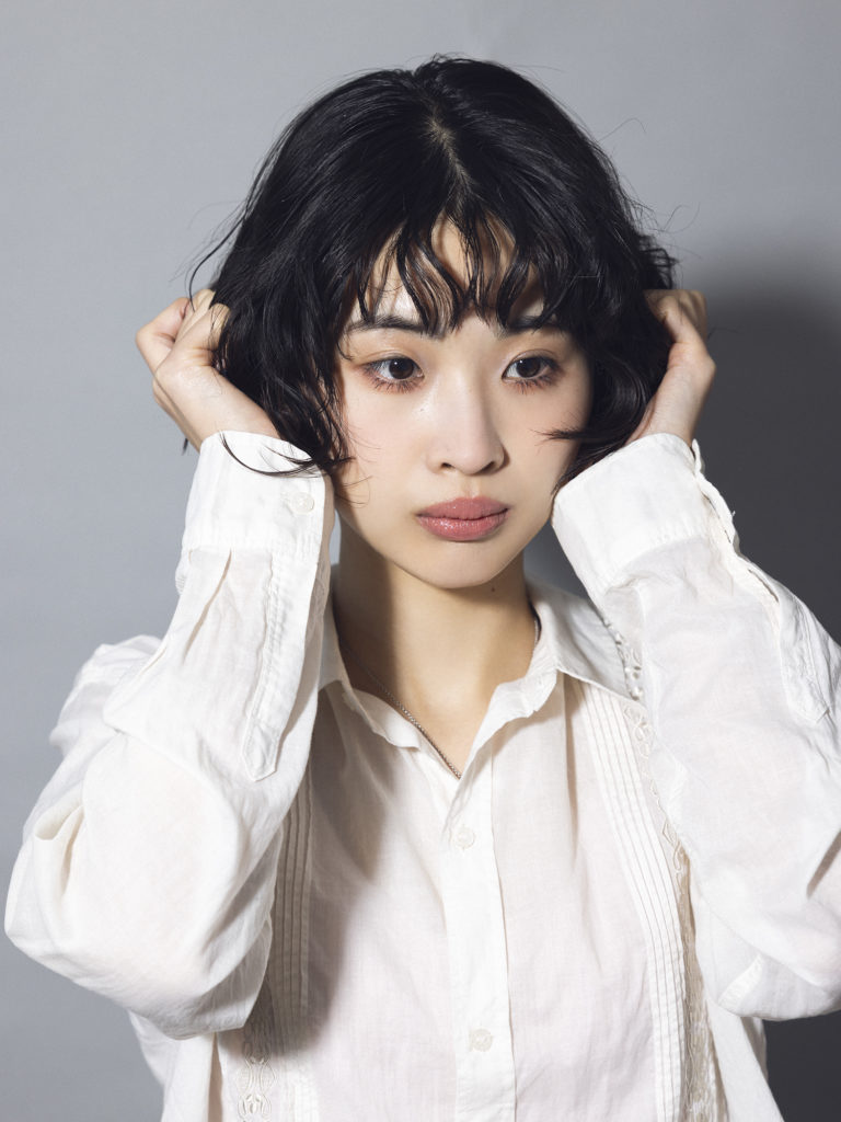 髪全体をランダムに巻いて、クシュっと揉み込むように握る