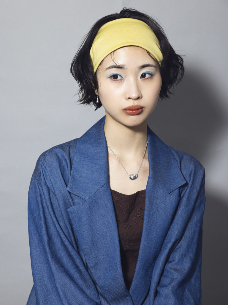 幅広ヘアバンド×後れ毛で旬顔に