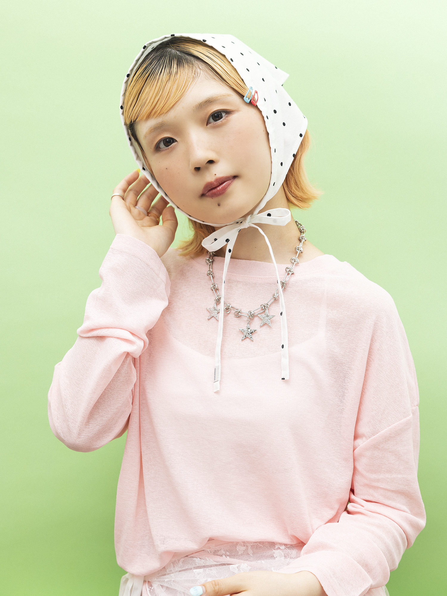 いま流行りのバブーシュカとは？三角巾・スカーフとの違いとおすすめアイテム