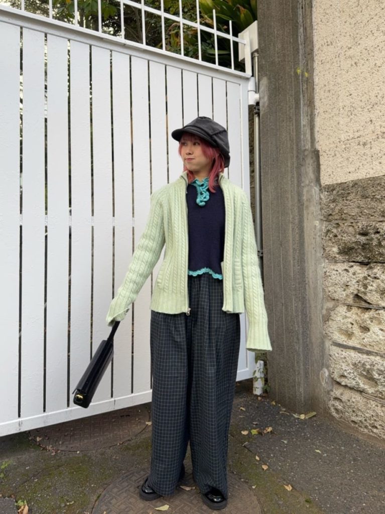 黒・グレーのキャスケットコーデ3