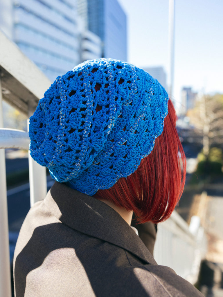 ニット帽を被った女性2