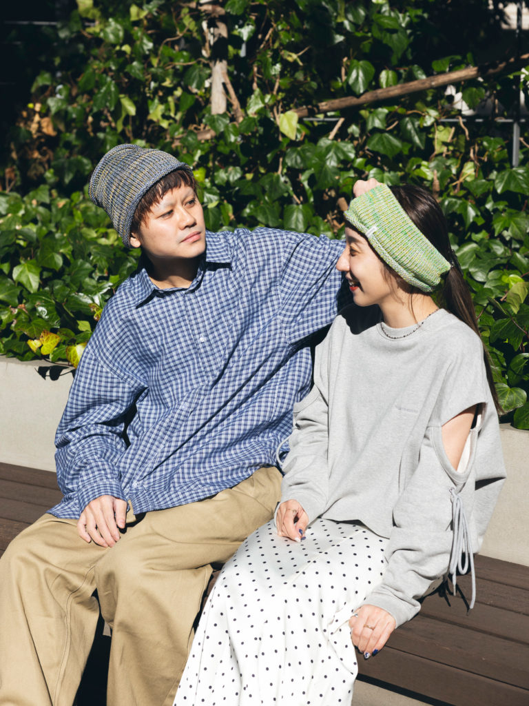 おそろいのヘアバンドを付けたカップル