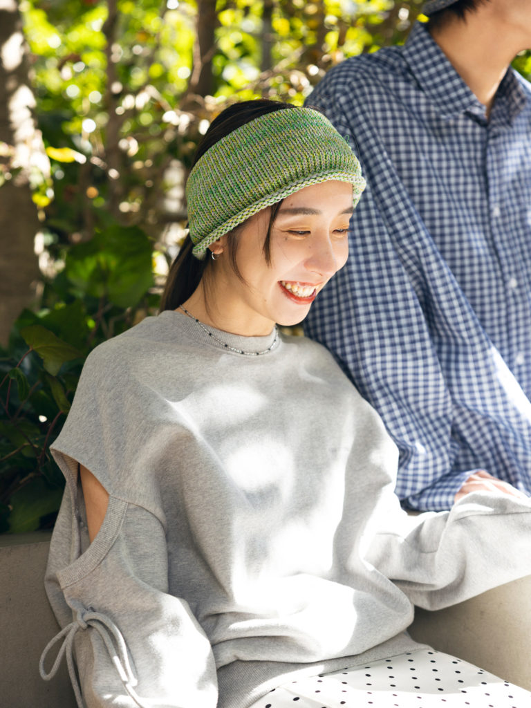 ヘアバンドを付けた女性1