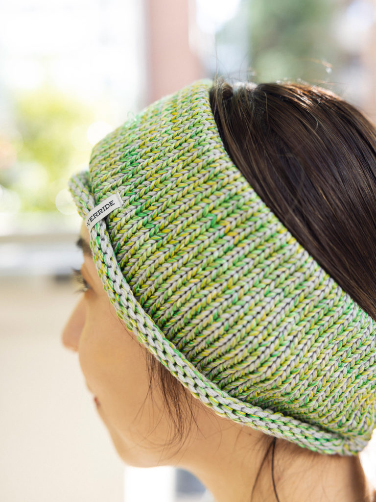 ヘアバンドを付けた女性2