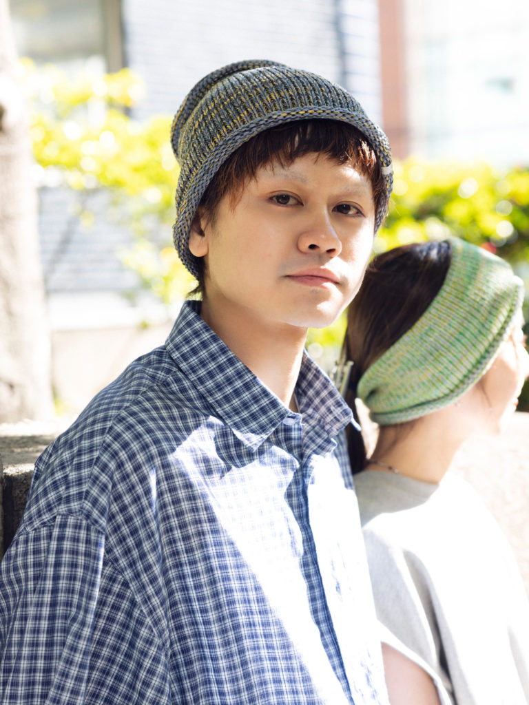 ヘアバンドを付けた男性1