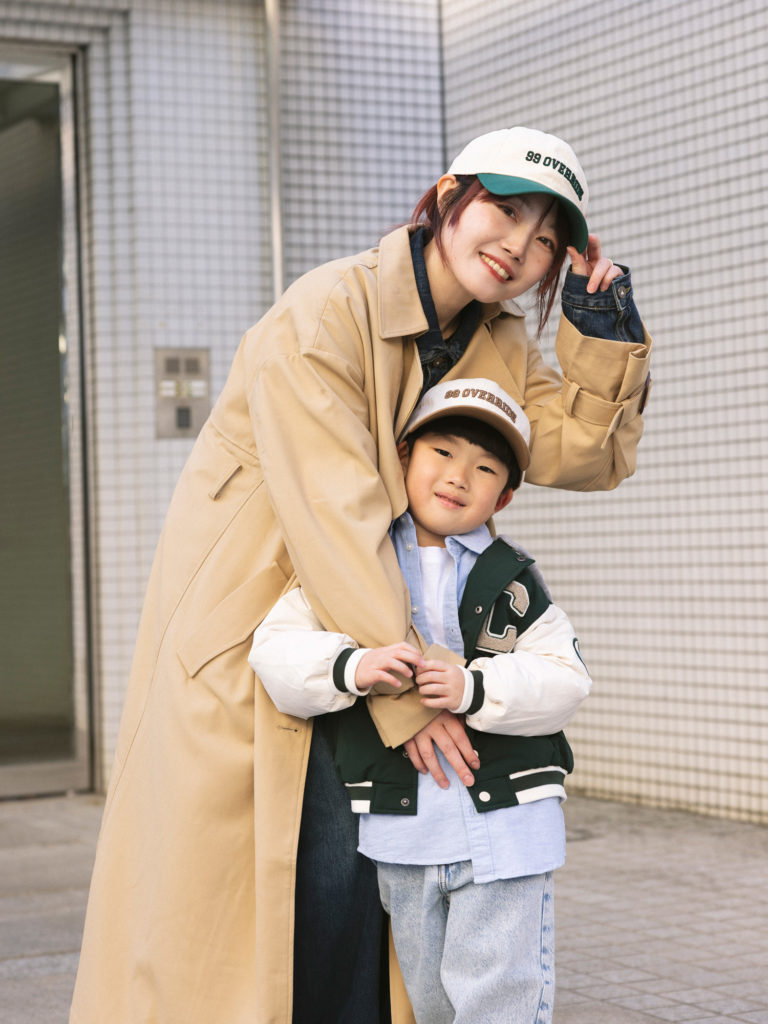 おそろいのキャップを被った親子