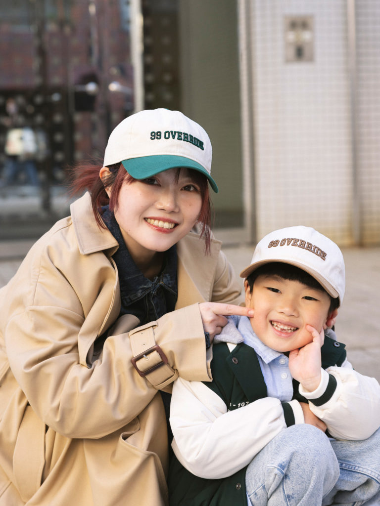 キャップを被った親子2