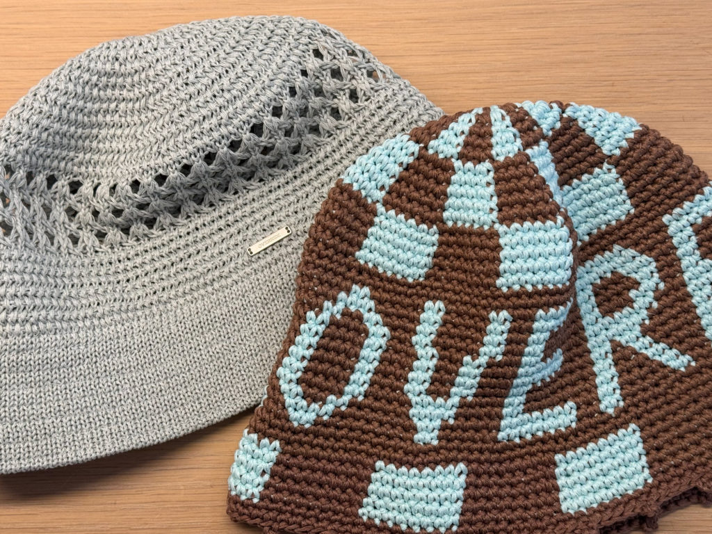 左が機械編み、右が手編み