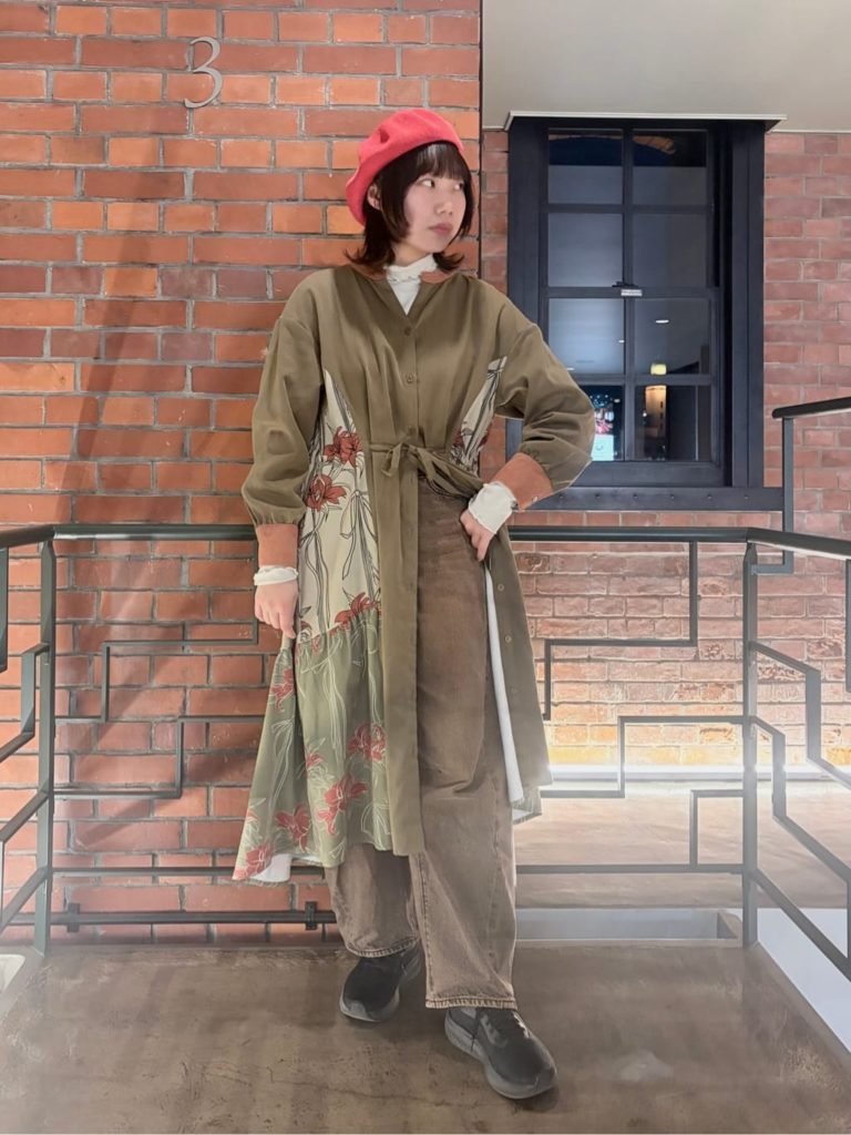 差し色のベレー帽コーデ1