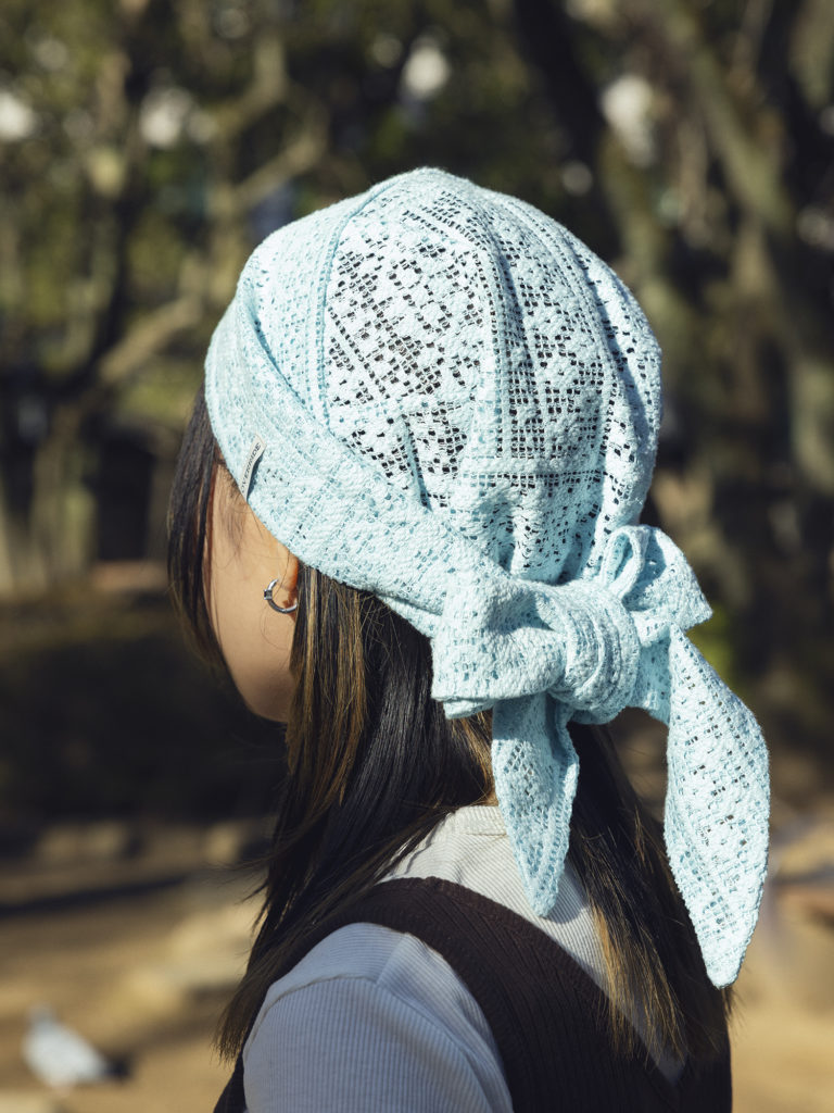 “スカーフ”を頭に巻くおすすめスタイル3のアップ