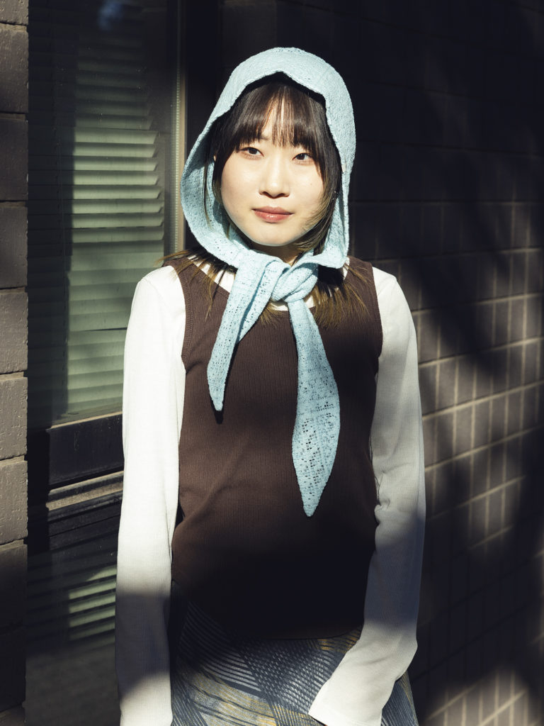 “スカーフ”を頭に巻くおすすめスタイル3の巻き方アレンジ