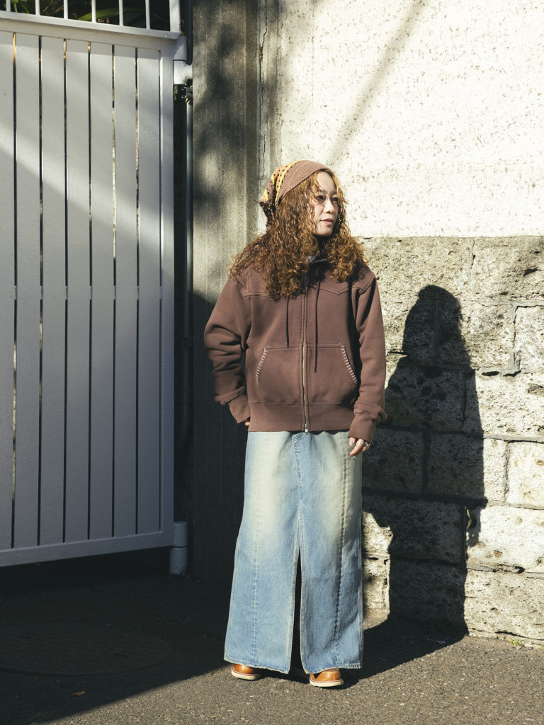 “スカーフ”を頭に巻くおすすめスタイル2