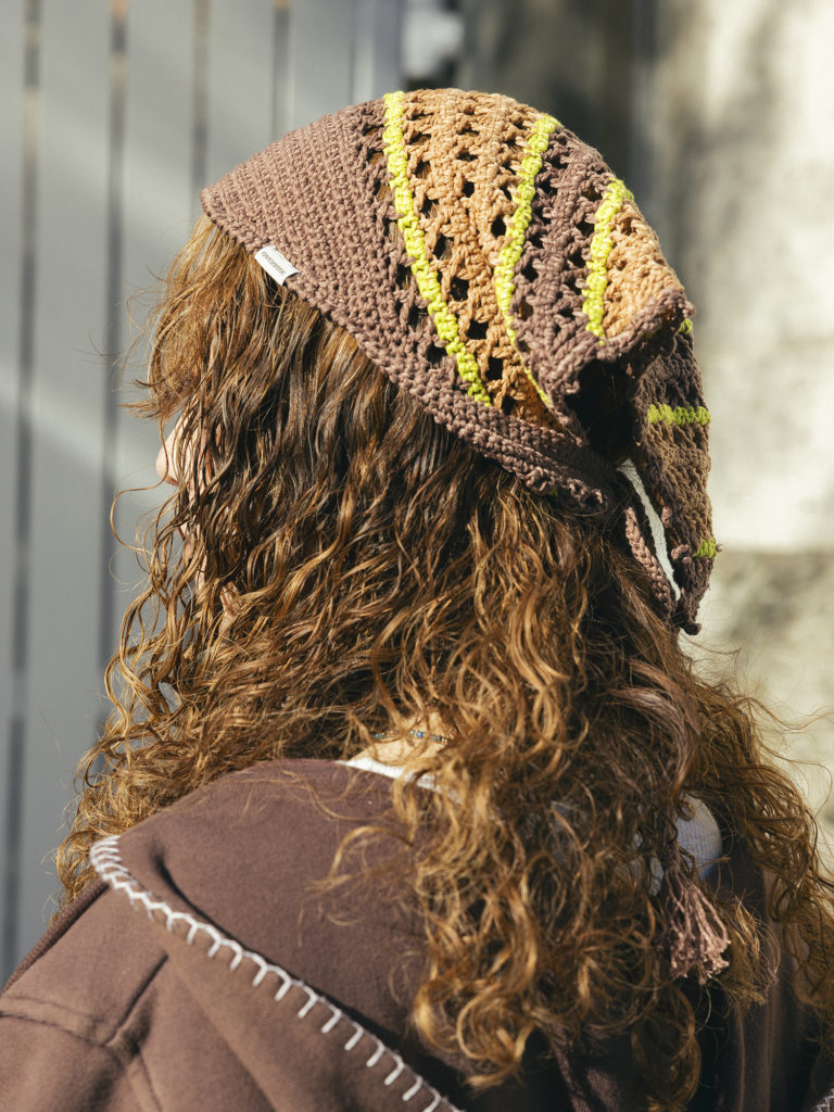 “スカーフ”を頭に巻くおすすめスタイル2のアップ