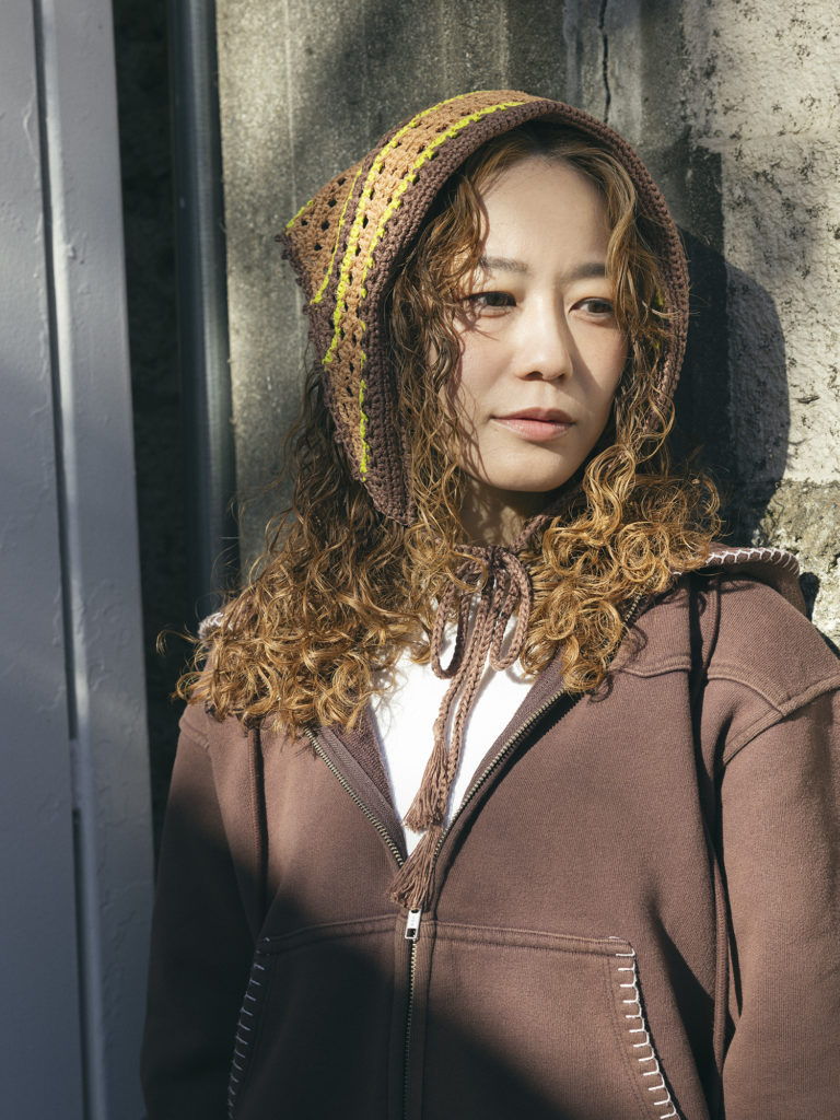 “スカーフ”を頭に巻くおすすめスタイル2の巻き方アレンジ