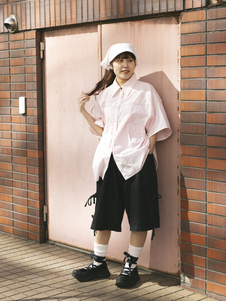 “スカーフ×帽子”のおすすめスタイル1