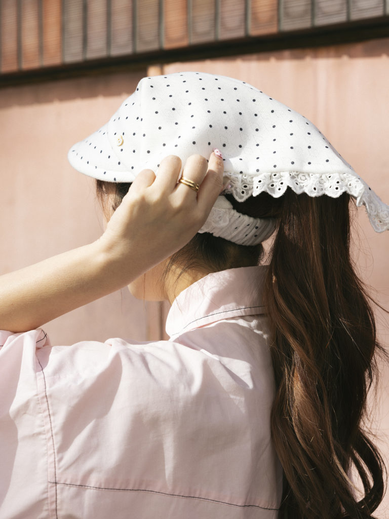 “スカーフ×帽子”のおすすめスタイル1のアップ