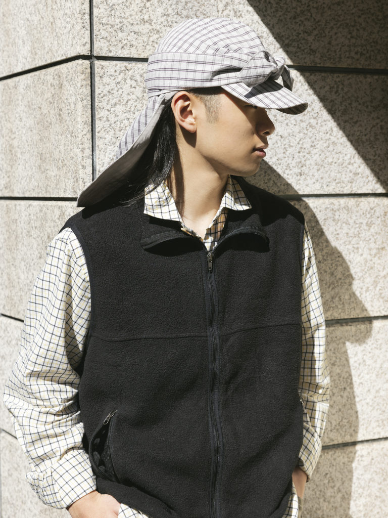 “スカーフ×帽子”のおすすめスタイル3のアップ