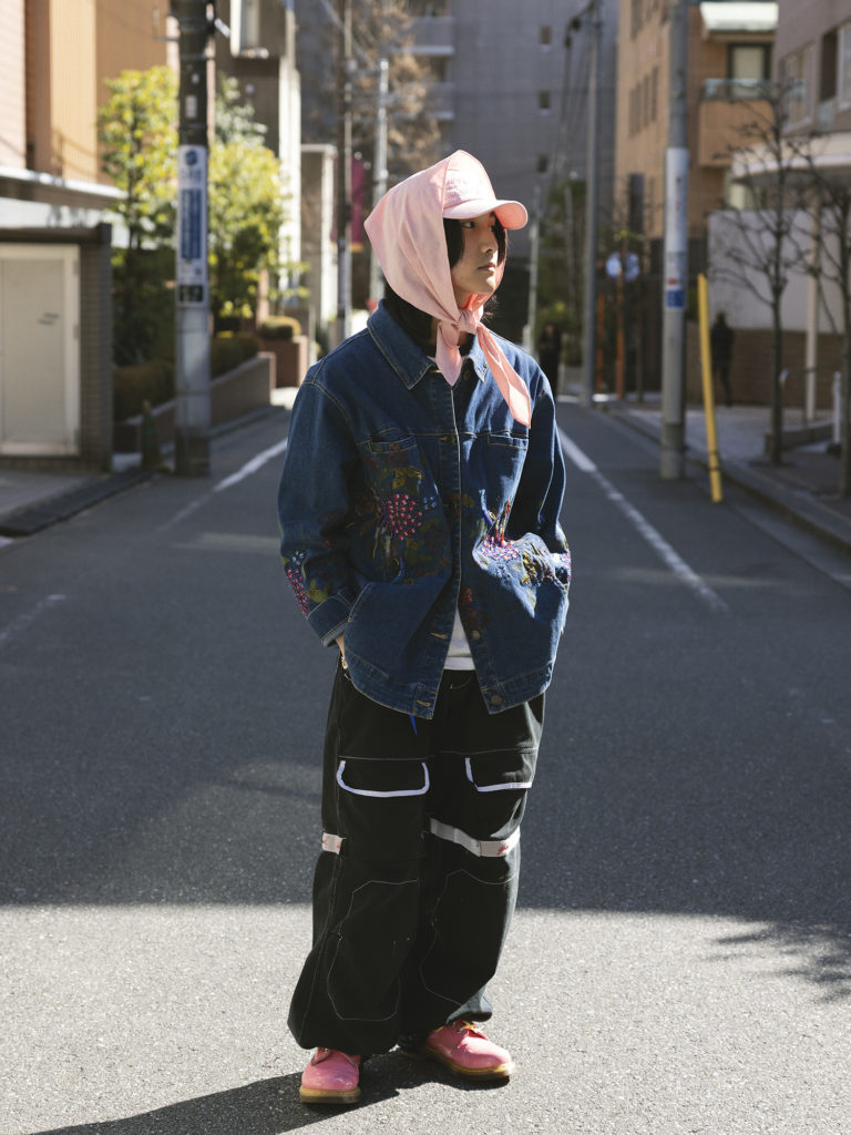 “スカーフ×帽子”のおすすめスタイル2