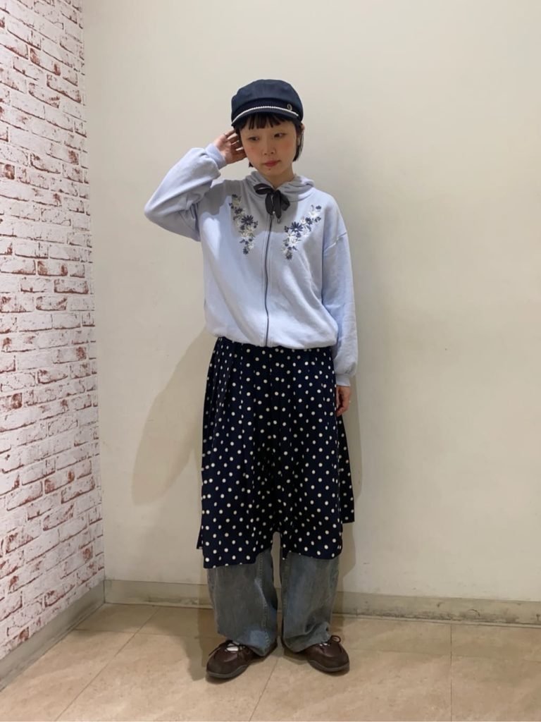 茶色・ネイビーのキャスケットを使ったコーデ1