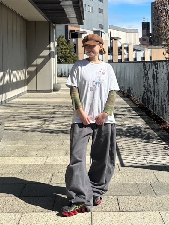 茶色・ネイビーのキャスケットを使ったコーデ3