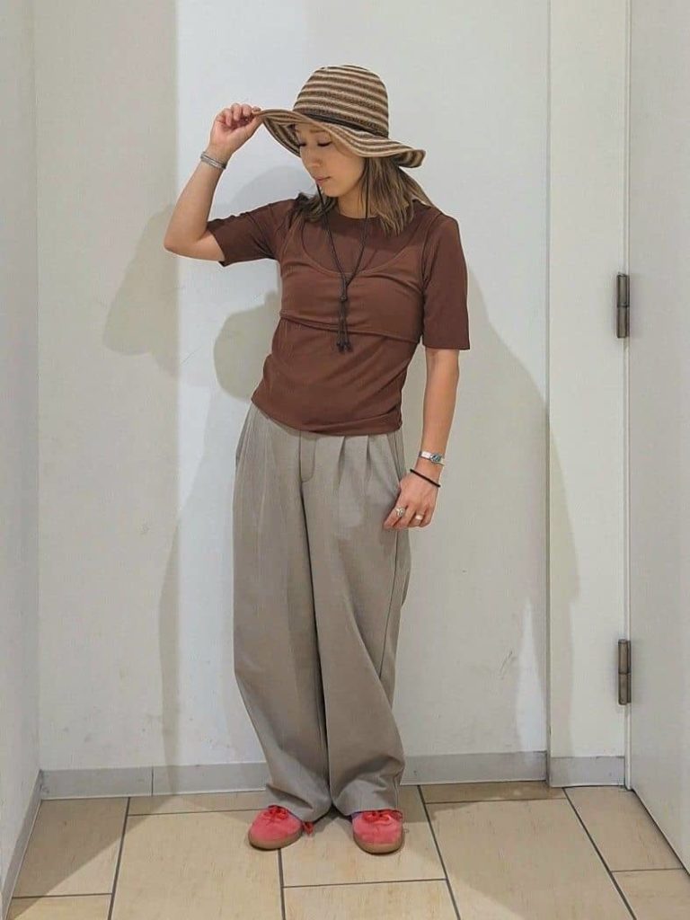 麦わら帽子の大人カジュアルコーデ6