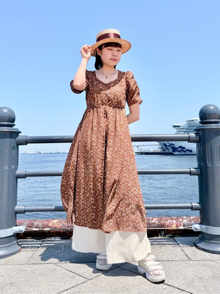 麦わら帽子のきれいめコーデ1