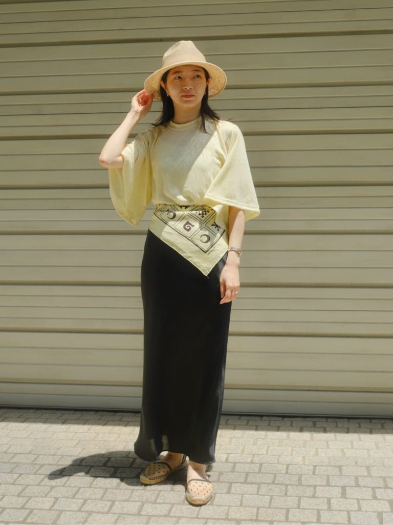 麦わら帽子のきれいめコーデ4