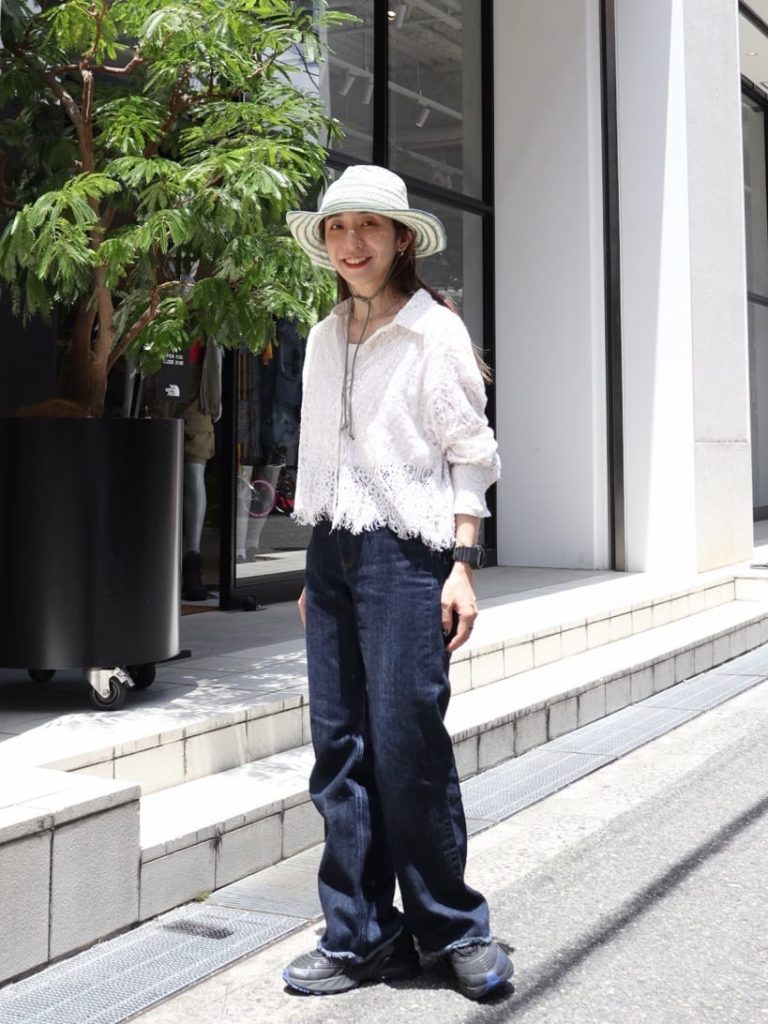 麦わら帽子の大人カジュアルコーデ2