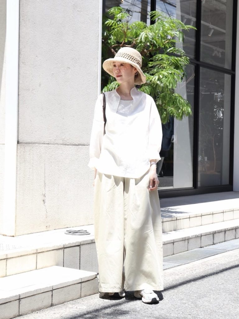麦わら帽子のきれいめコーデ3