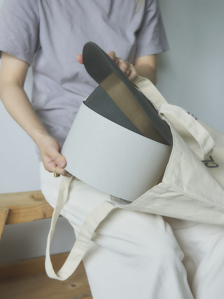 フェルトハットは荷物とは別で持ち運ぶ