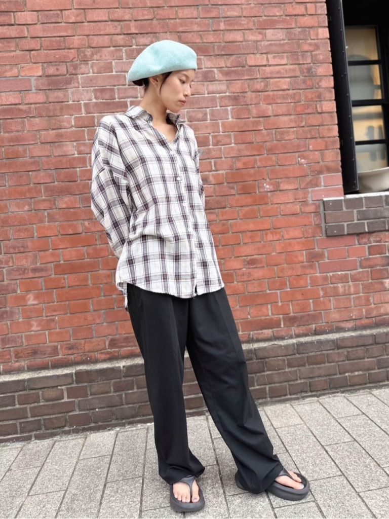 ブルーベレー帽×チェックシャツの爽やかカジュアル