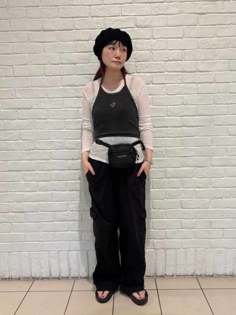 黒ベレー×カーゴパンツのトレンド感漂うモードストリート