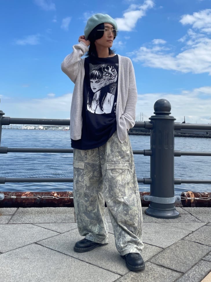 青ベレー×プリントTの個性派メンズストリート