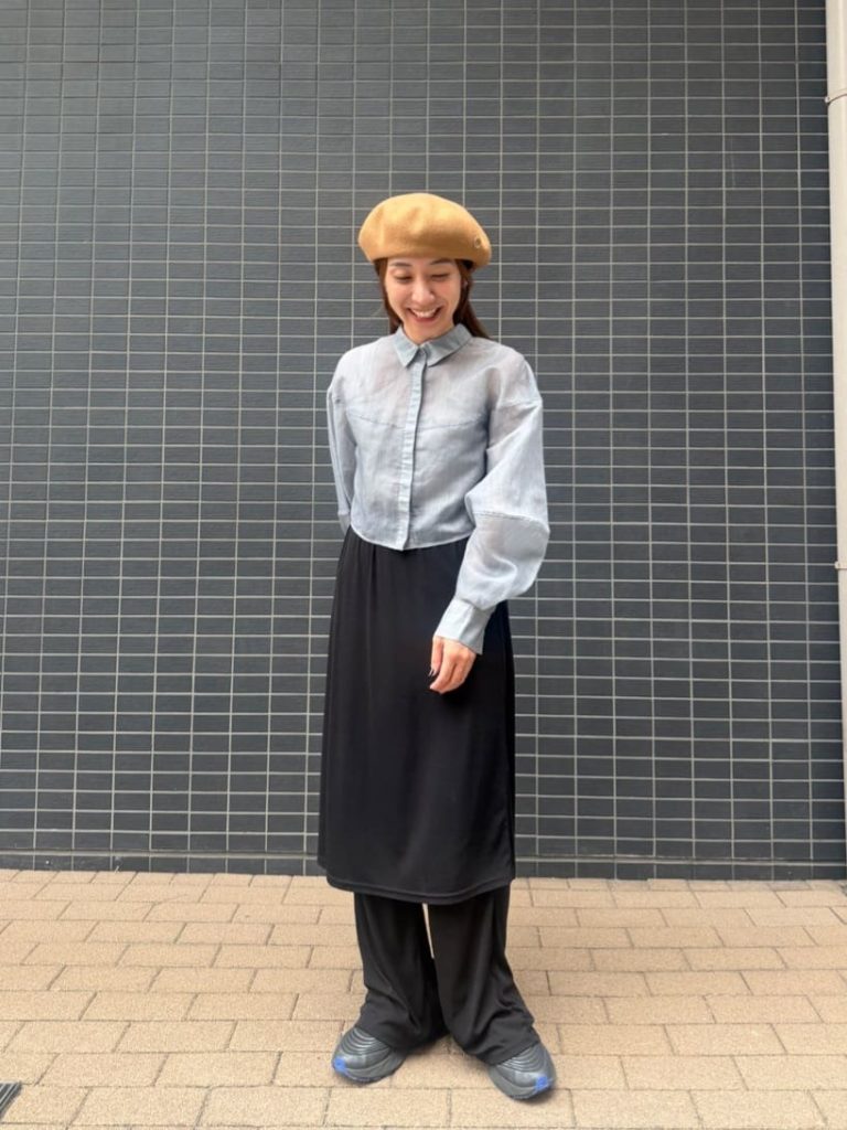 ベージュベレー×透け感シャツの軽やか秋コーデ
